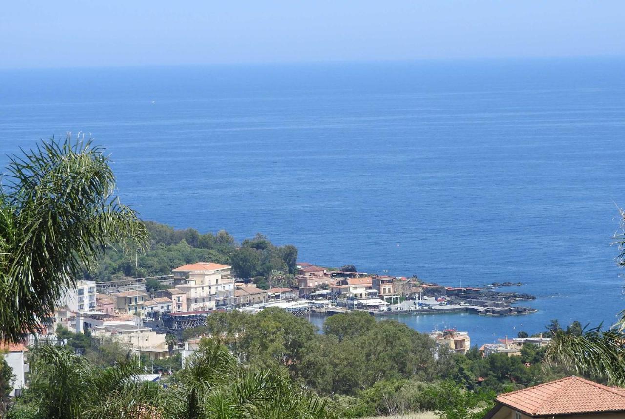 Апартаменты Mansarda Sul Mare Dei Ciclopi Ачитрецца Экстерьер фото